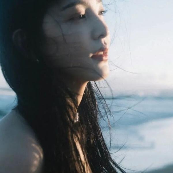 照片中的女孩