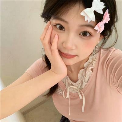 戴流苏耳环的少女
